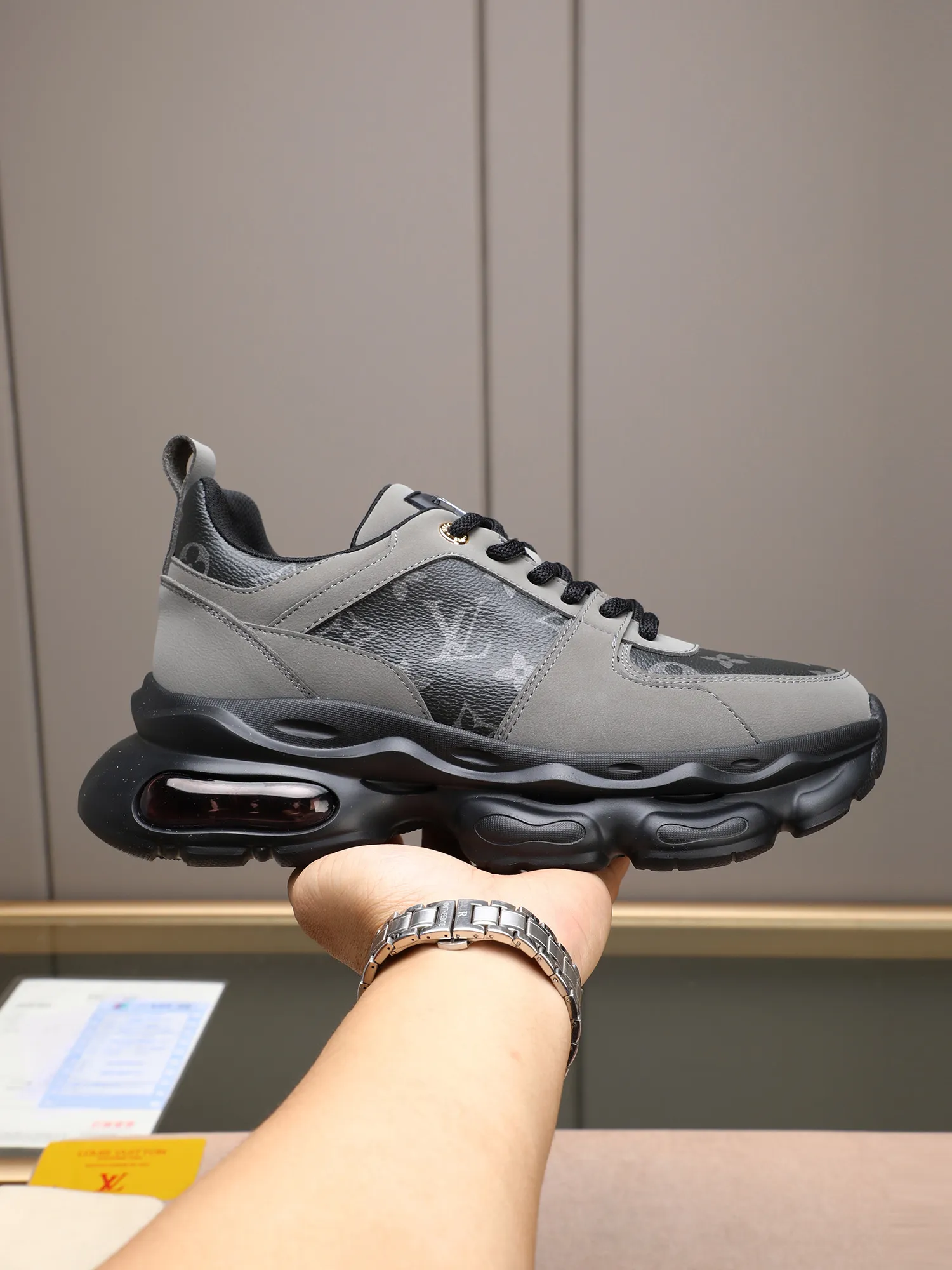 Men's shoes 💰460 [LV] Made of imported L special materials spliced ​​with cowhide and comfortable mesh lining. Private molded foam air cushion outsole, super light and comfortable on the feet! Perfect last shape, generous and fashionable design, 5 colors available! Code number: 38–44 (45 customized